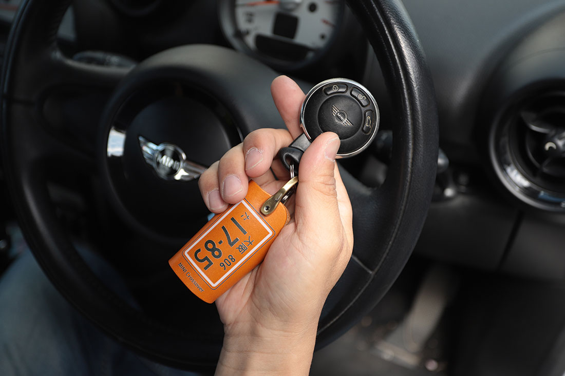 車好きのおじいちゃんに贈る本革キーケースギフト

